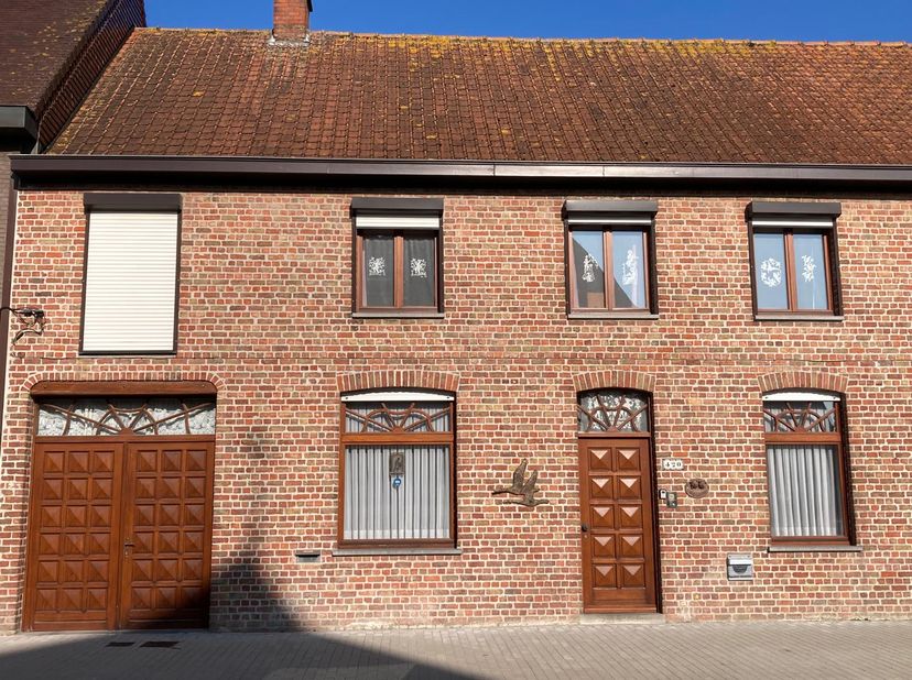 &lt;br /&gt;
Deze ruime woning met enorm veel renovatiepotentieel ligt in het hart van Boezinge.&lt;br /&gt;
&lt;br /&gt;
Het omvat twee volwaardige leefruimtes doordat